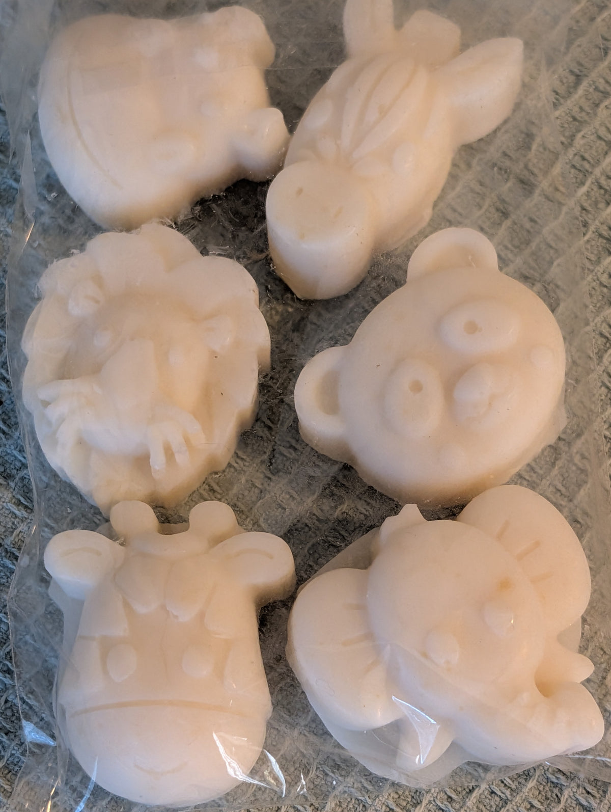 Artesian Herbal Soaps - 100% Beef Tallow Kids Animals- 1-package-Antimicrobial, Antiviral, Antifungal- -with Bamboo Holder & Sisal Scrub Bag - Blue tansy & Yling Ylang ESSENTIAL OIL- ORGANIC - Color white -FREE SHIPPING